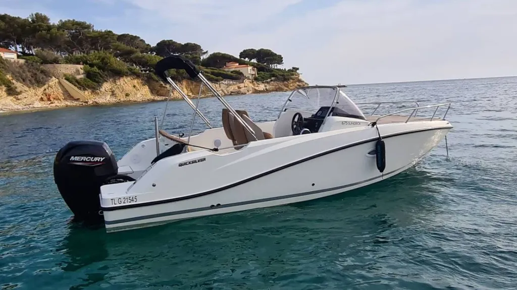 Sundeck 675 bateau habitable à louer à Bandol