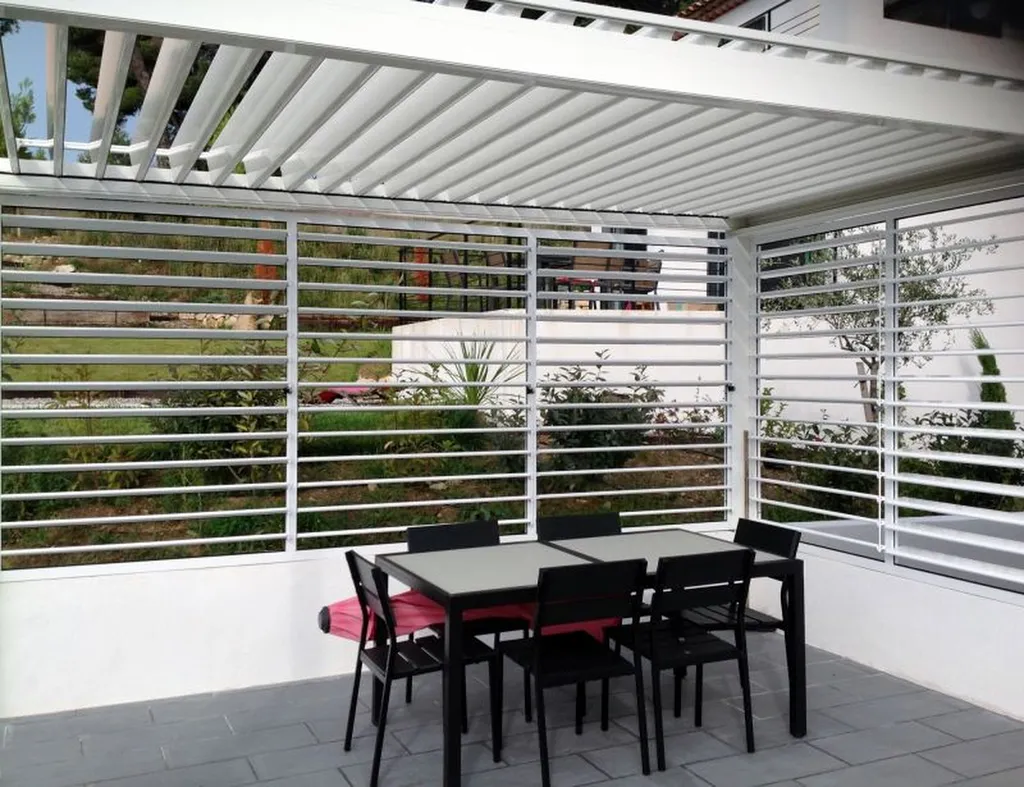 PERGOLA BIOCLIMATIQUE à LAMES ALU 