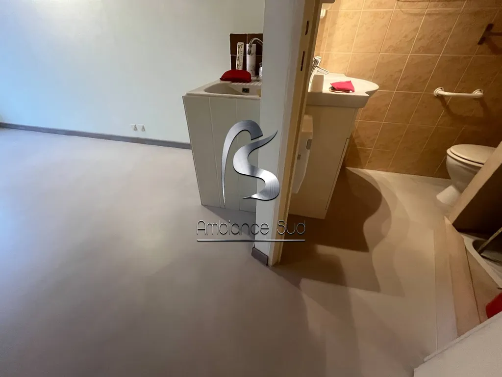 Sol de la salle de bain et cuisine en résine effet béton ciré