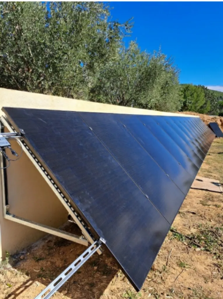 Installation de panneaux solaires hybrides Dualsun avec micro-onduleurs SolarEdge, sur muret de restanques à Saint-Zacharie.