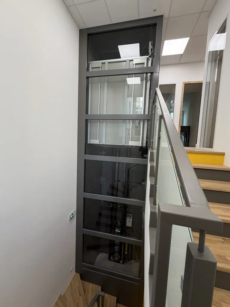 face vitrée du pylone autoporteur VIMEC E10 dans cet ERP à Nice