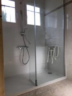 Remplacement baignoire par douche senior sécurisée Rognac Bouches du Rhône (13)