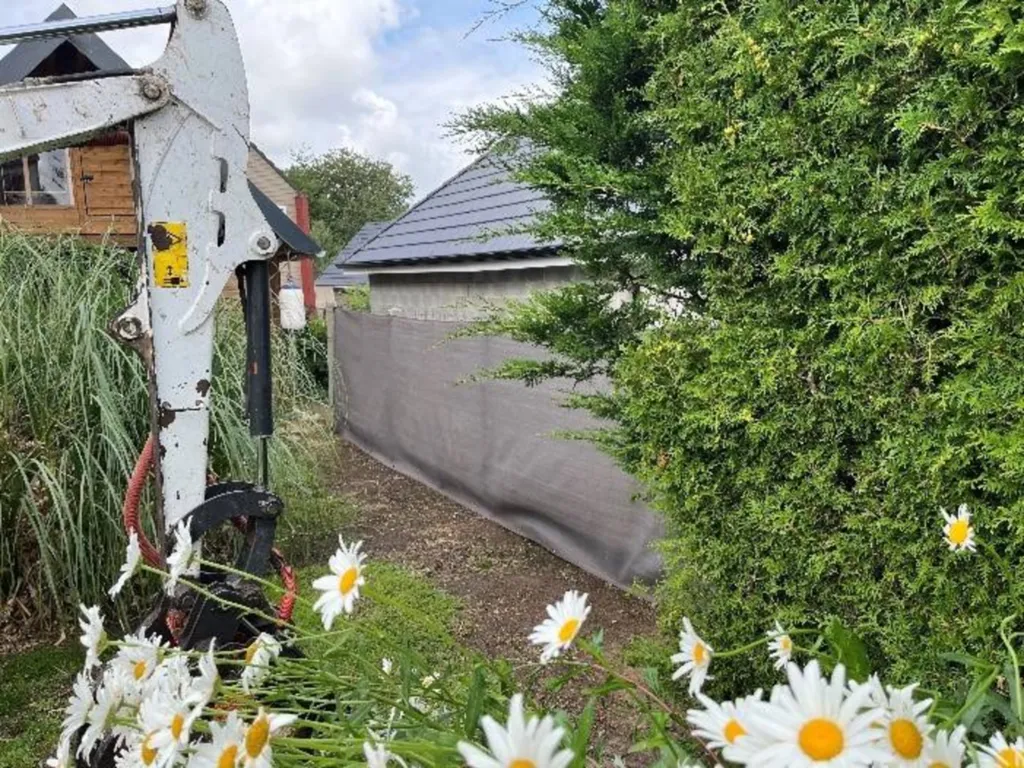 Arrachage de haie pour pose de clôture brise vue en bois par nos artisans paysagistes sur Etretat 76