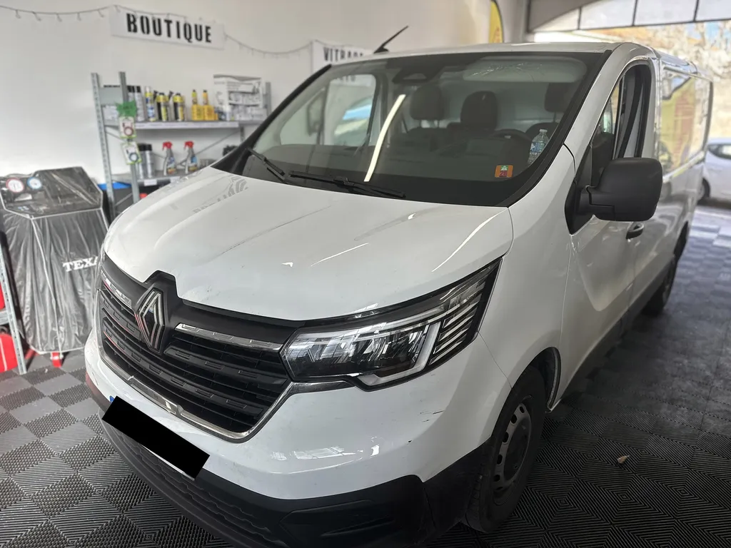 Remplacement de pare-brise sur fourgon Renault Master avec franchise offerte et chèque 150 € à Marseille 13013