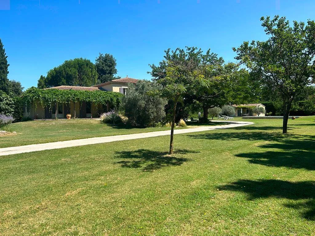 VILLA AVEC GITE ET PISCINE SUR 3590 M² AU CALME ABSOLU À PERNES-LES-FONTAINES   