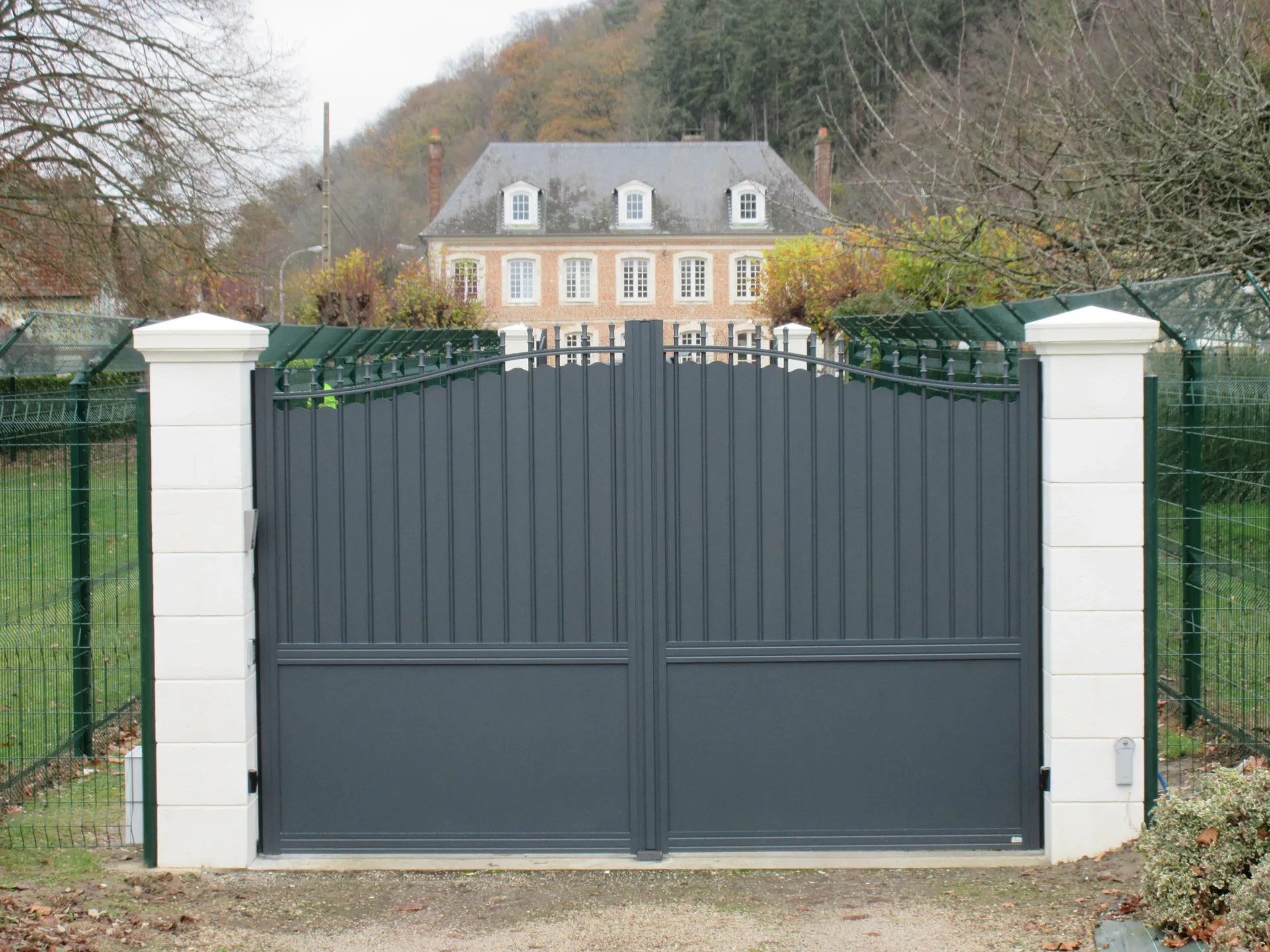 Installation de Portail Alu Battant Rétro Motorisé, Modèle Sur-Mesure et Authentique à Bourgtheroulde dans l'Eure 27 et Bosroumois