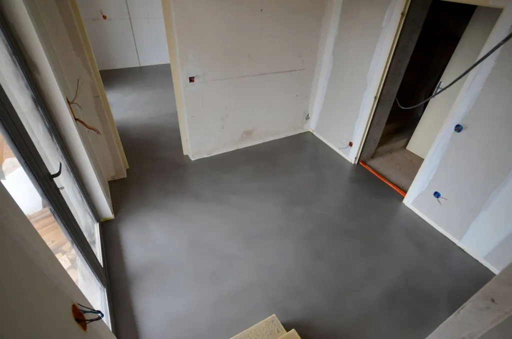 SOL DECORATIF EN BETON CIRE COULE ROUSSILLON