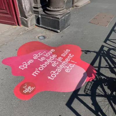 Impression sur vinyle adhésif de sol spécial bitume revêtement extérieur et découpe à la formeà Lyon