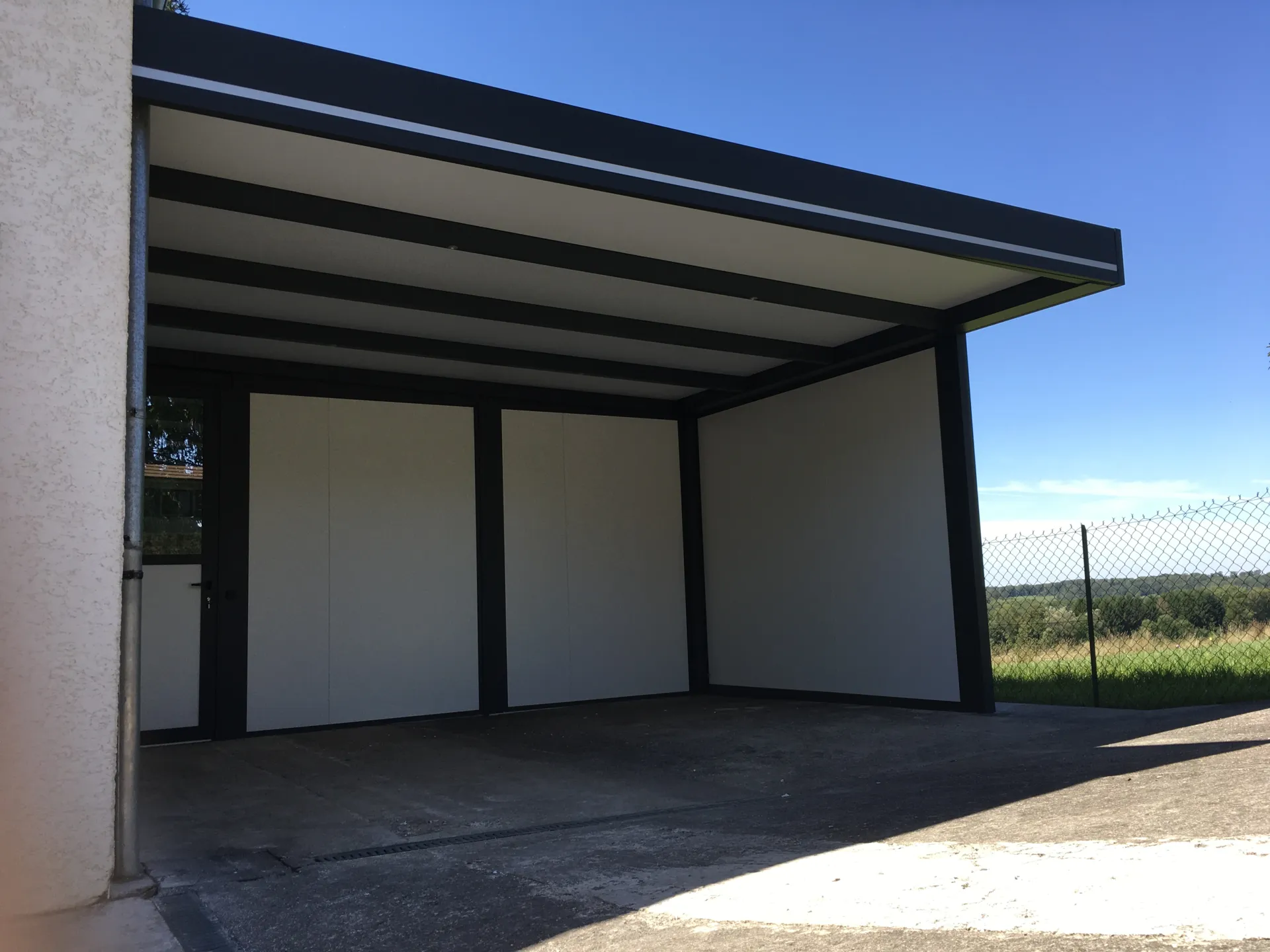 Installation d'un carport en aluminium pour deux voitures de 5.50 m x 5.50 m attenant à la maison à Clairegoutte près de Lure