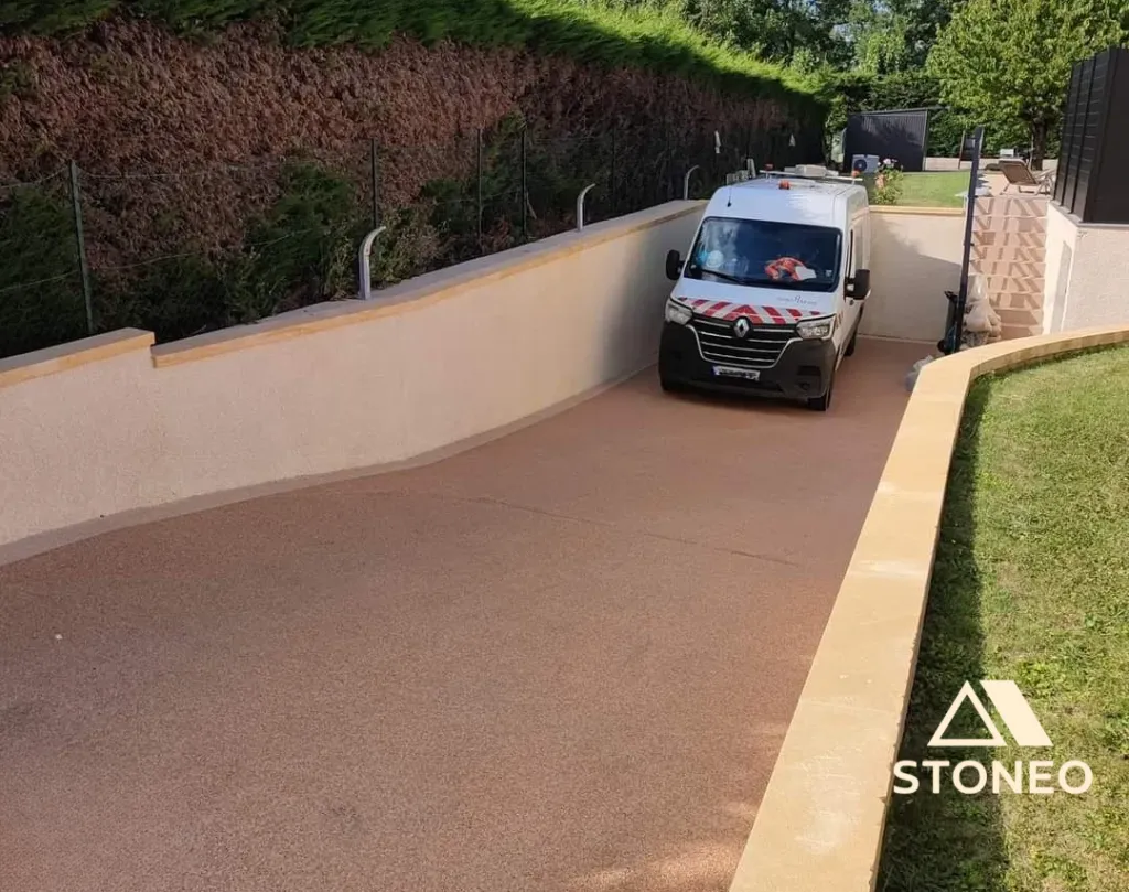 Créer une allée carrossable et drainante au sud de LYON avec les solution de moquette de pierre STONEO. Votre expert résines vous accompagne dans votre projet. 
