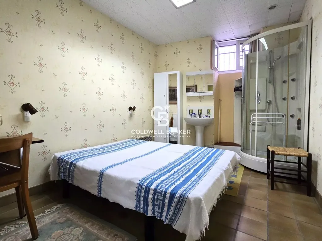 maison à vendre avec nombreuses chambres, grand garage et potentiel d’optimisation dans un quartier urbain prisé et bien connecté