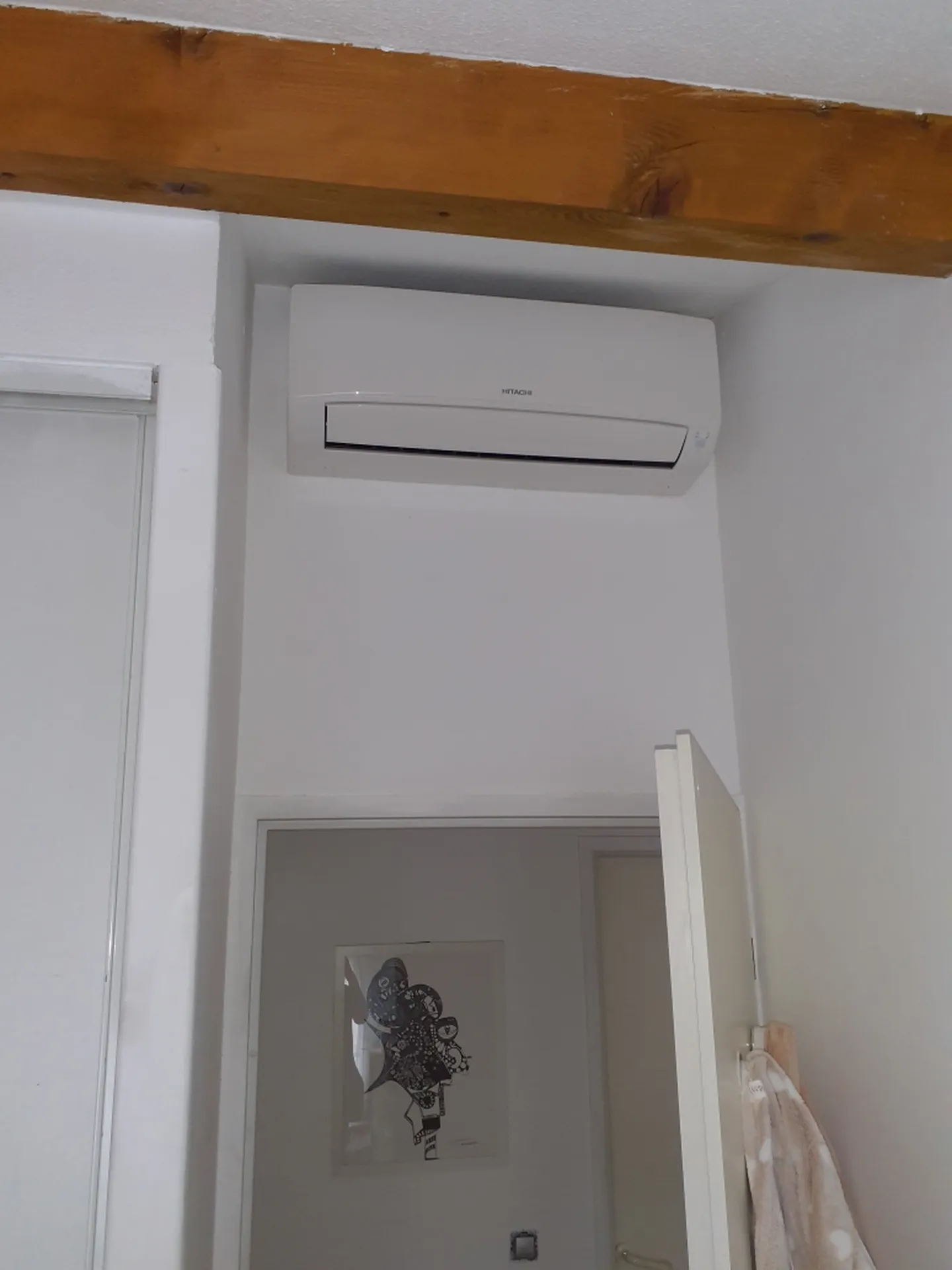 Unité intérieure HITACHI AirHome 400 installé par PROXICLIM dans un appartement à Aix-en-Provence