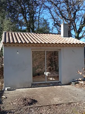 Pose d’une toiture en PST avec tuiles canal et traitement anti-fourmis par injection et projection à Saint-Maximin-la-Sainte-Baume