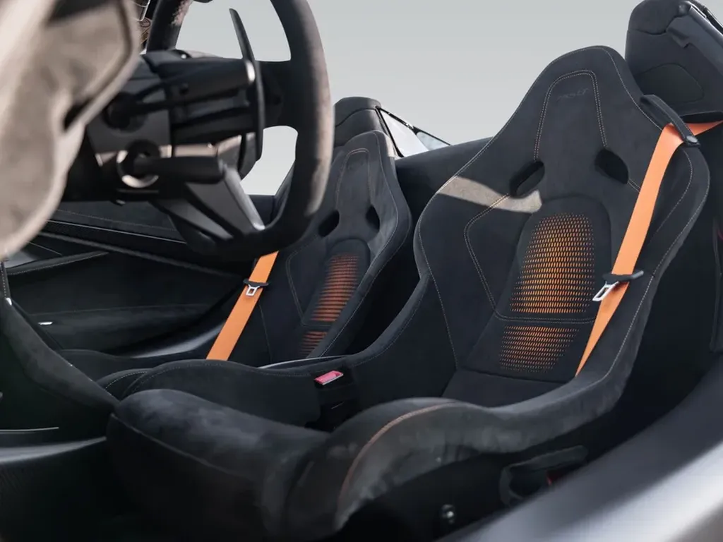 McLaren 765LT Spider siège carbone harnais orange détail habitacle sportif