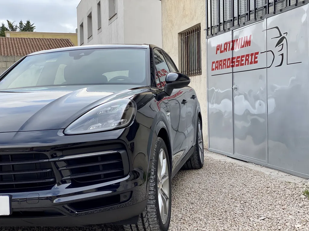 Réparation carrosserie Porsche Cayenne E Hybrid à Carnoux proche de Marseille, aubagne et Cassis 