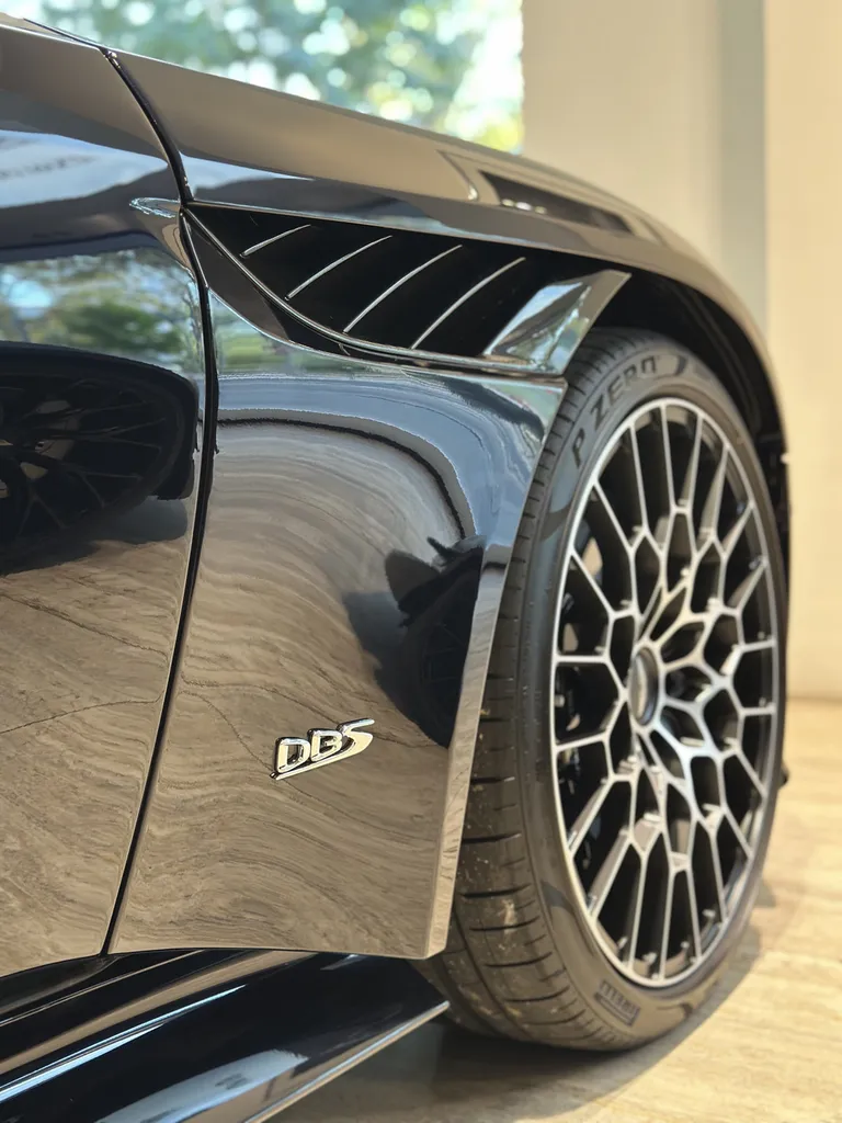 EMB detailing utilise Le Q² Infinite Base Type 1 qui est la première protection au monde à base de polysilanaze modifiée à la fluorine à Lyon