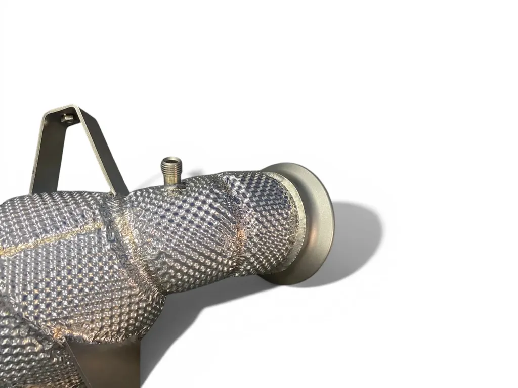 Downpipe catalyseur sport JU Exhaust pour Mercedes-AMG A45 S, CLA45 S et GLA45 S 2.0 turbo. Pièce performance en inox optimisant le flux des gaz d’échappement, réduisant les contre-pressions et améliorant la réactivité du moteur pour un gain de performanc