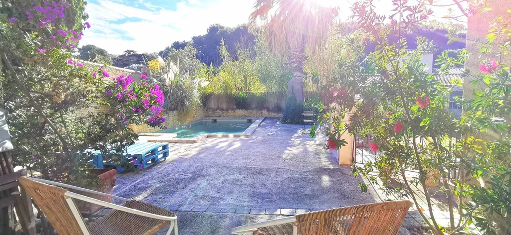 A vendre rez-de-villa T4/5 Cassis  avec terrasses, piscine et garage à 3 kms du port