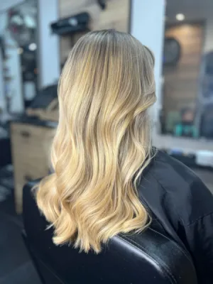 Balayage blond glamour, éclat naturel, lumière sur mesure, élégance et sophistication assurées, sublimez votre chevelure à Rognac