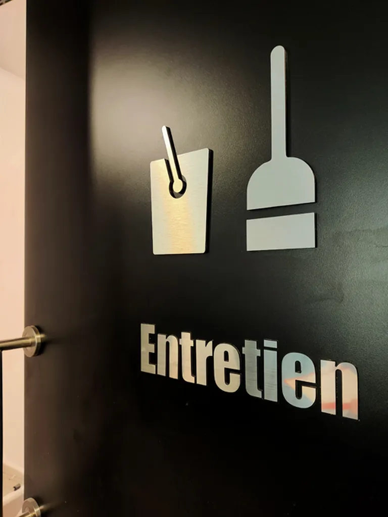Signalétique en aluminium découpé sur mesure pour local d’entretien dans un immeuble professionnel à Valence dans la Drôme, secteur Grenoble