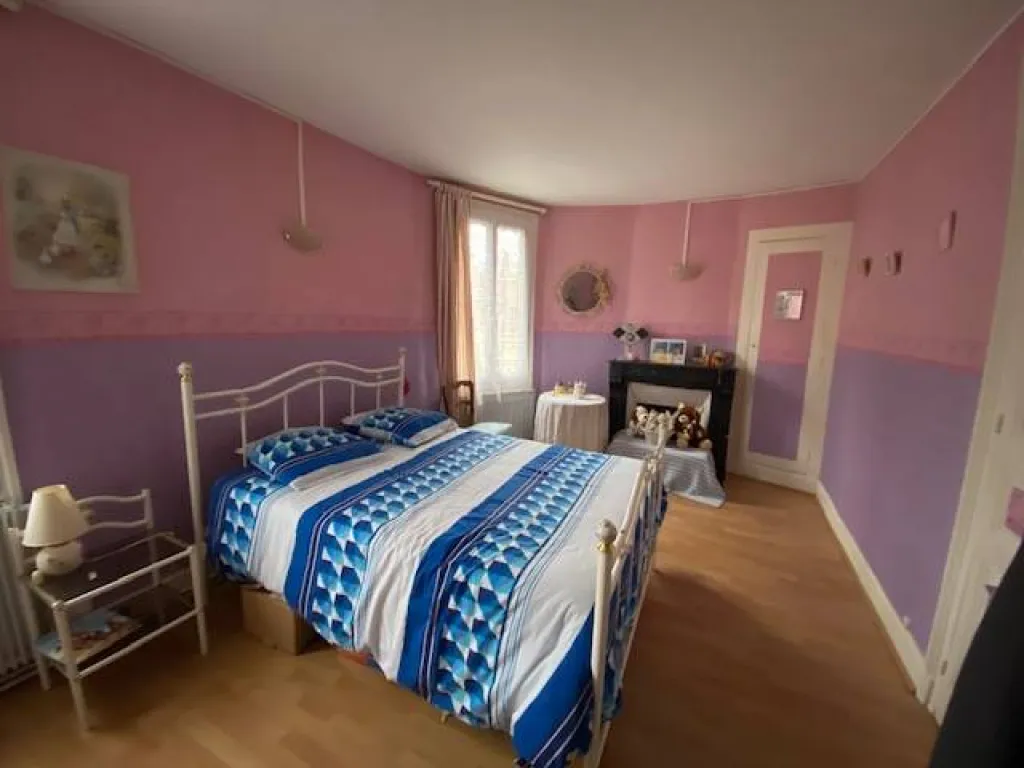 un bureau avec sa cheminée et d'une salle de douche avec wc