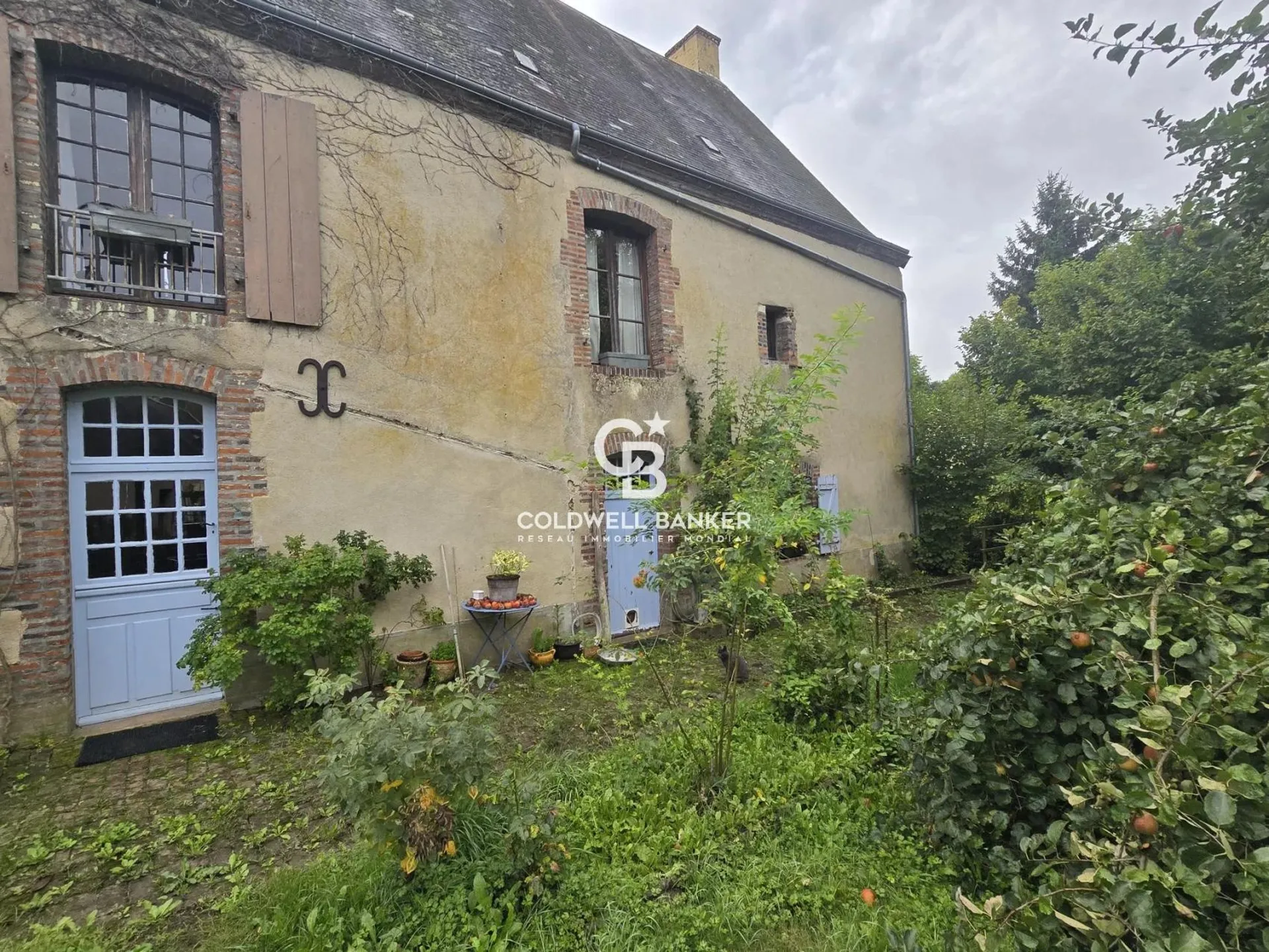 Maison historique à vendre en Sarthe, ancienne demeure seigneuriale rénovée avec jardin intimiste et pré attenant