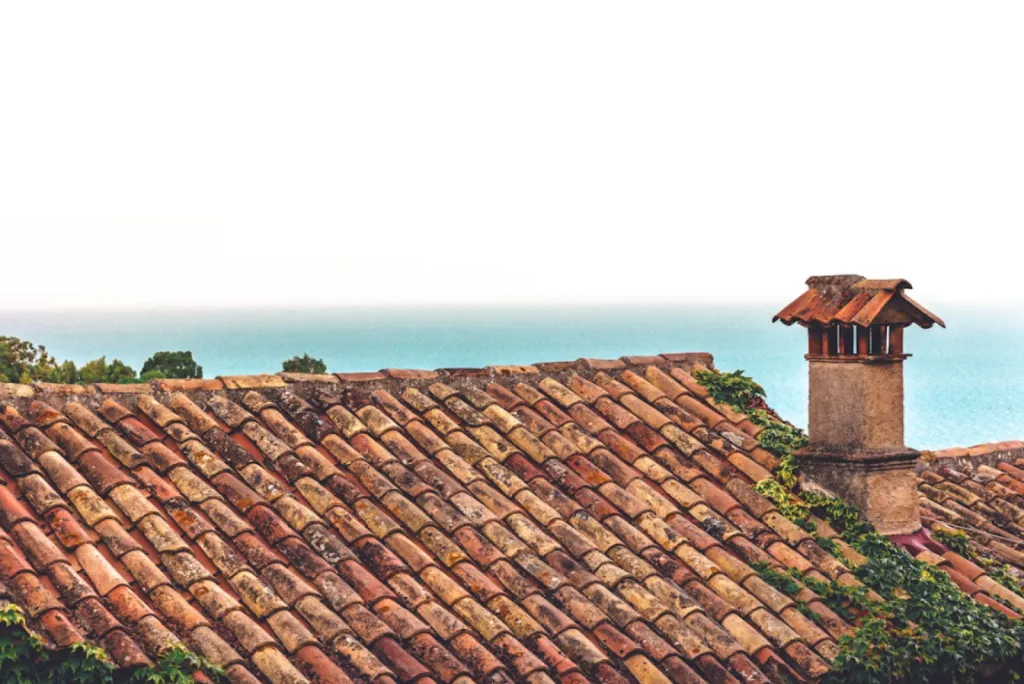 Couvertures traditionnelles du littoral azuréen, repère architectural et protection essentielle.