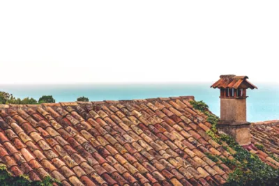 Couvertures traditionnelles du littoral azuréen, repère architectural et protection essentielle.