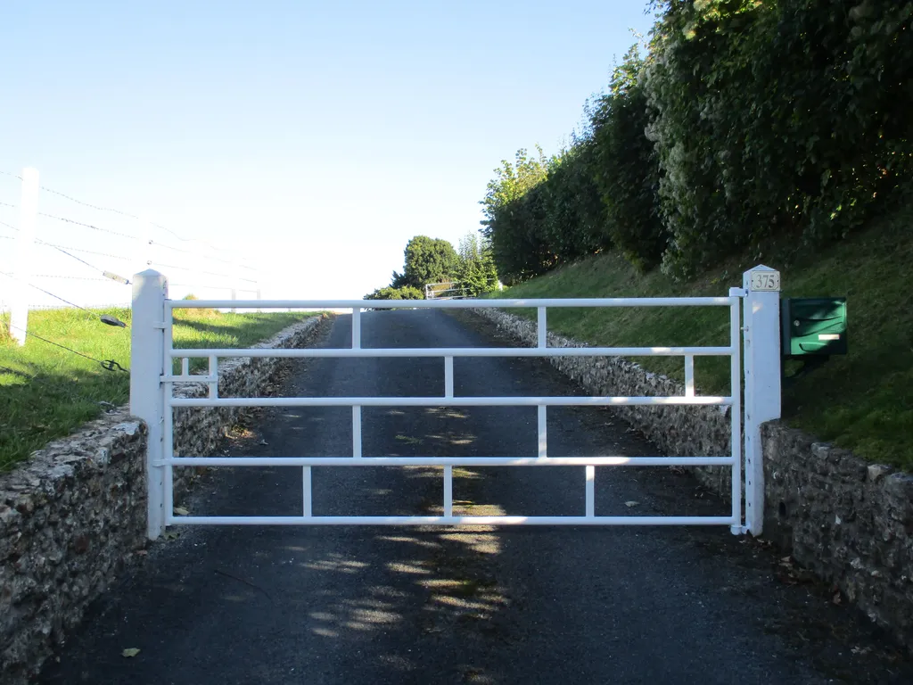 Installation de Portail champêtre en métal à deux vantaux, Fermetures de propriétés et Barrières de délimitation à Elbeuf dans la Seine-Maritime 76 et ses Alentours