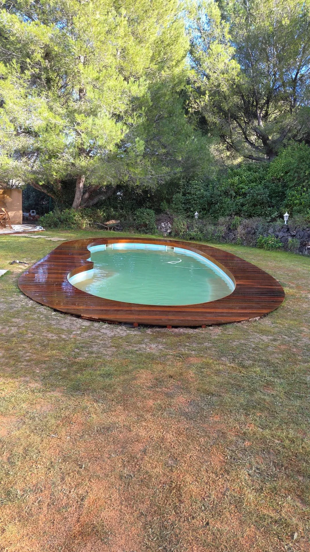 Réalisation d’une terrasse en bois exotique avec retombée intérieure à Ventabren (13)