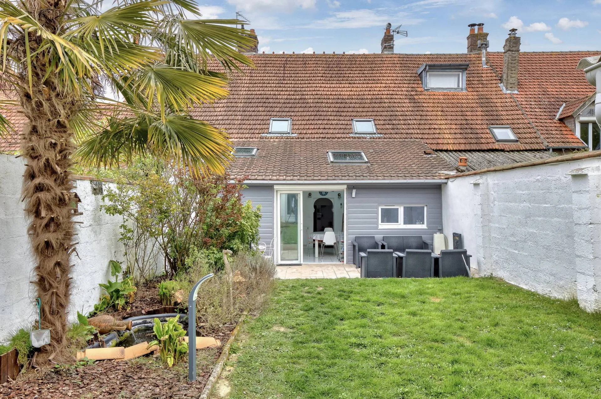 Vends maison de 125m² avec 3 chambres et 260m² de terrain à Dieppe, Normandie.