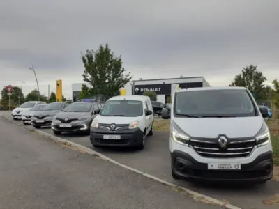 Véhicule de location ZOE, CLIO, CAPTUR, KANGOO Utilitaire, TRAFIC Utilitaire, pour toutes vos interventions carrosserie au Garage Abella à Plaisance du Touch, près de Toulouse.