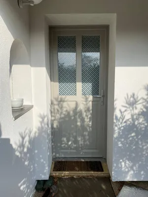 Porte d'entée en PVC couleur gris dune avec un vitrage imprimé décor en double vitrage