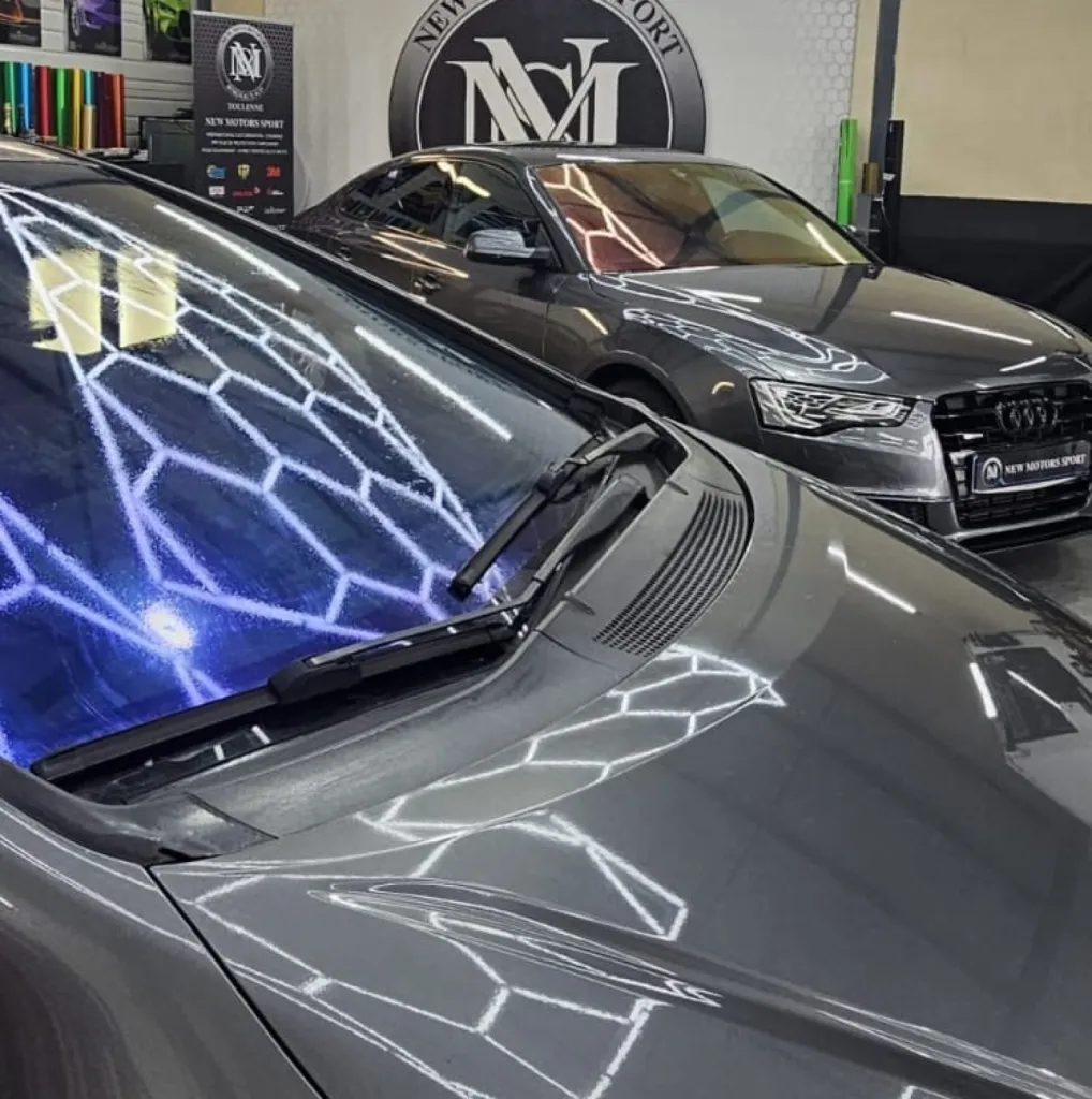 Installation de pare-brise irisé et vitrage teinté sur une voiture Mercedes à Bègles 33130 et ses alentours