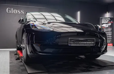 Tesla model 3 noir protégée avec le film de protection XPEL