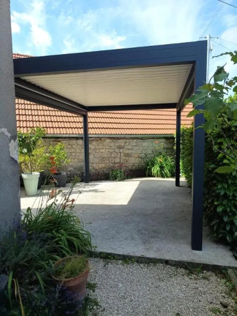 Installation d'une pergola bioclimatique aluminium motorisée avec stores intégrés et éclairage LED à Chambeire en Côte d'Or
