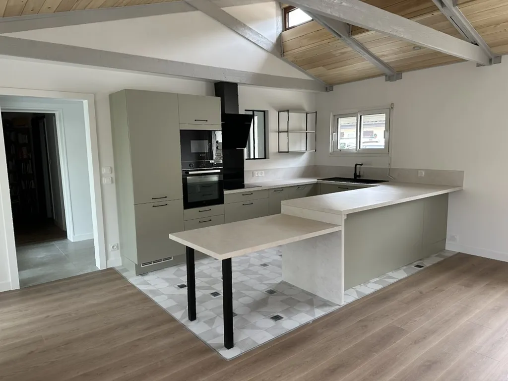 Gradignan : Optimisation spatiale et transparence pour une maison individuelle mitoyenne