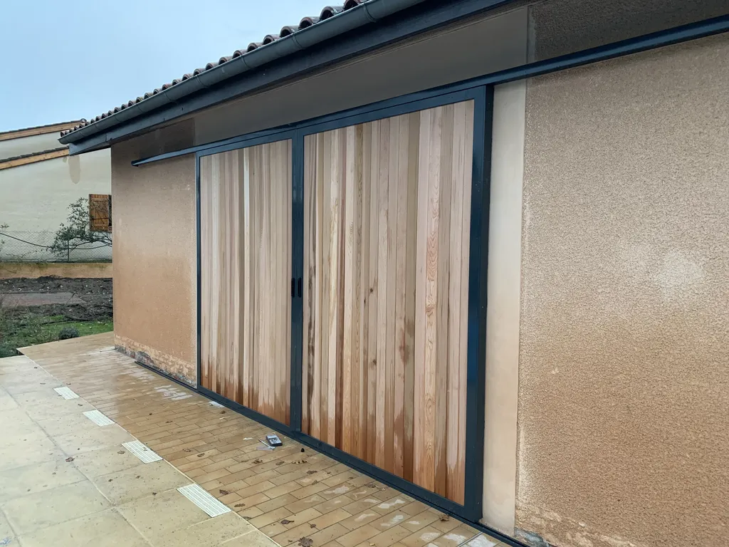 Volets coulissants en bois exotique