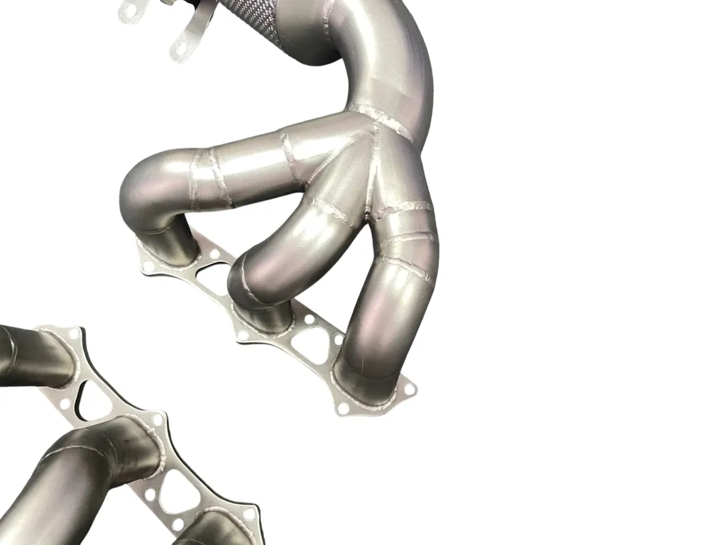 Collecteurs inox haute performance pour Porsche 911 GT3 et GT3 RS 992.1. Optimisez le flux d'échappement, améliorez la sonorité du moteur atmosphérique 4.0L et profitez d'un gain de performances sur route comme sur circuit.