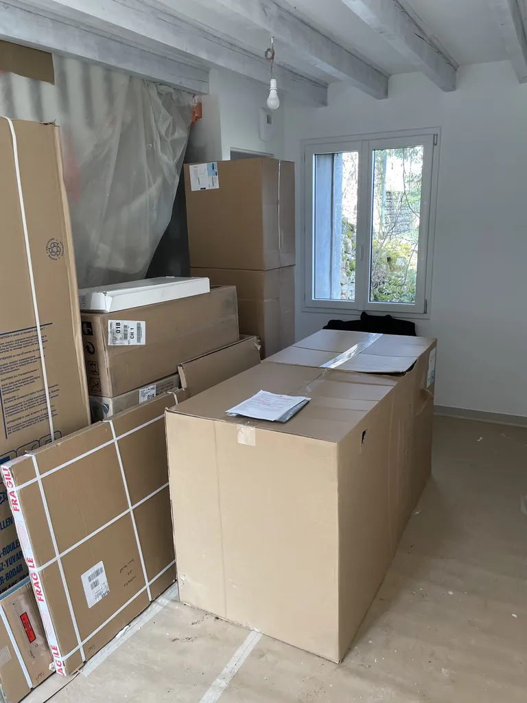 Livraison cuisine sur mesure à Beaujeu près de Belleville-en-Beaujolais avant pose et installation complète