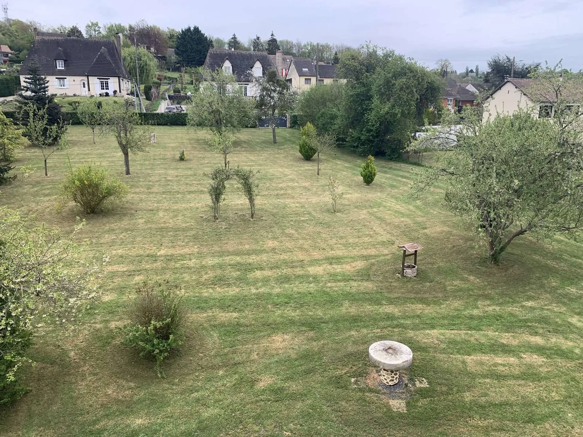VIMOUTIERS (ORNE) : Grande maison en pierres avec parc arboré