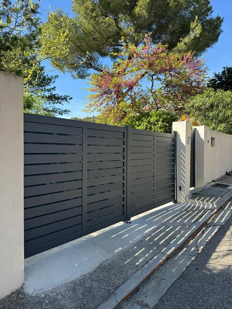 Mise en place d'un portail battant Kostum sur les Pennes Mirabeau