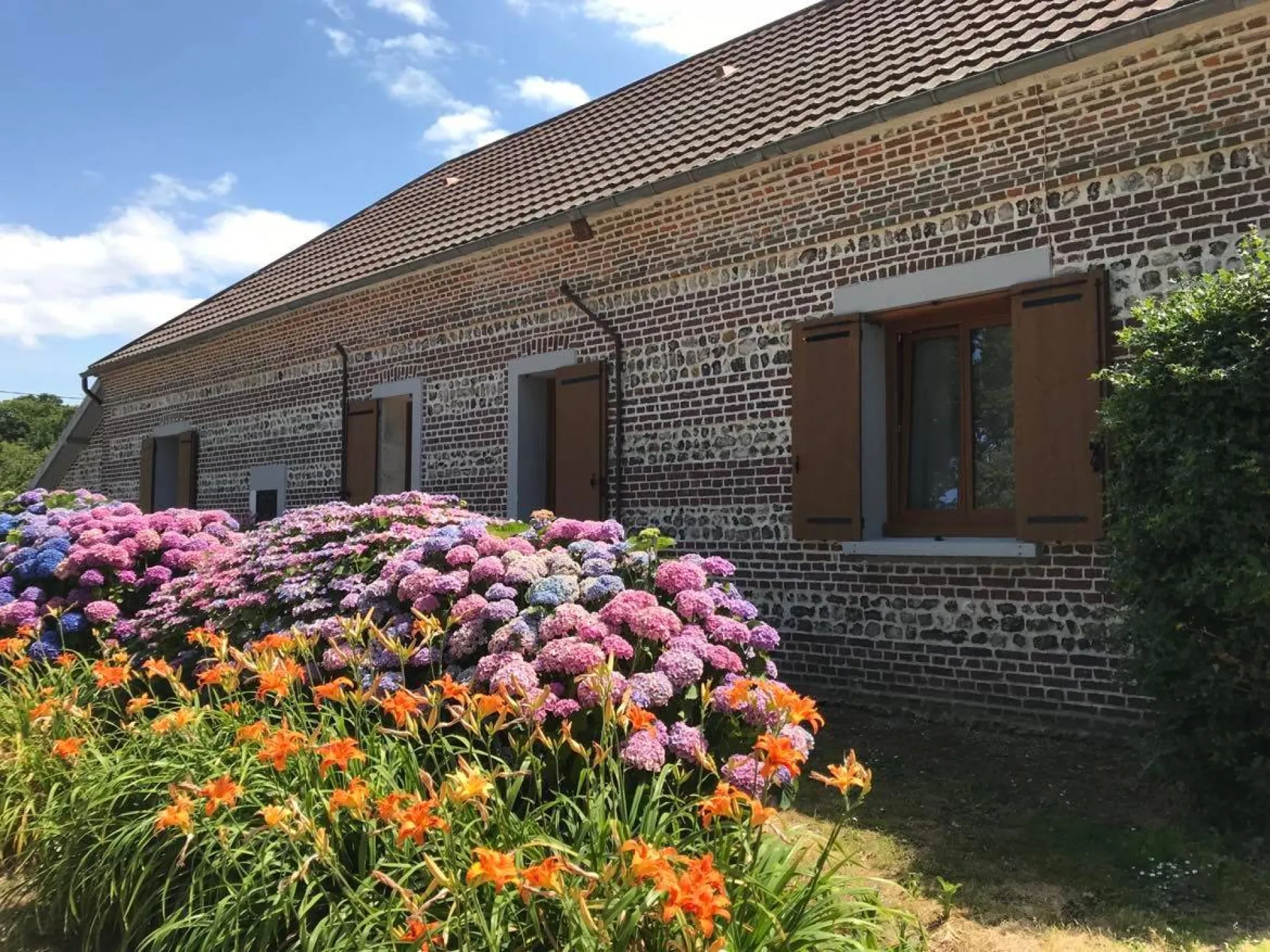Pose de volets battants isolants en fibre résine secteur Fécamp, Toussaint (76) sur maison ancienne