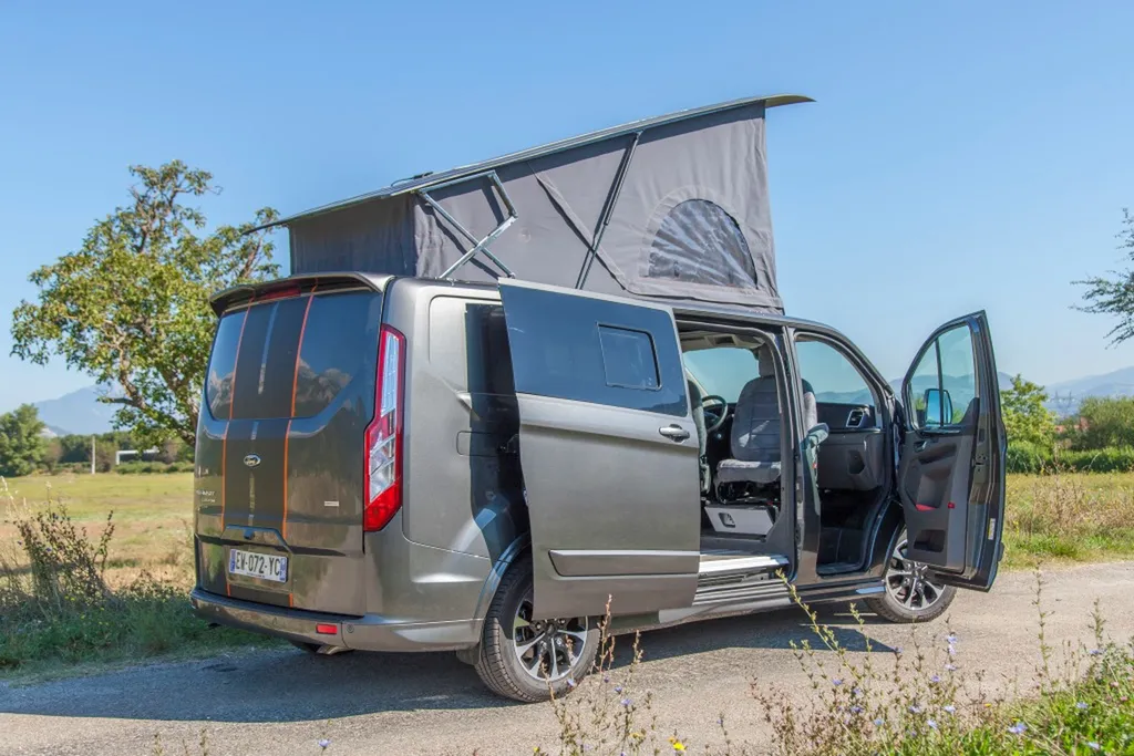 Pose de Toit relevable sur-mesure Ford Transit Custom L2H1 Sport avec panneau solaire intégré au capot posé à Marseille et dans les Bouches-du-Rhône