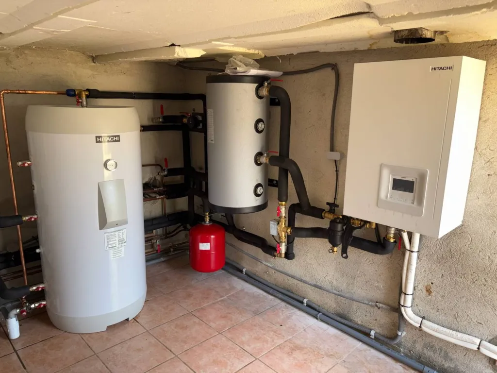 Installation d'une pompe à chaleur air-eau Hitachi Yutaki à Carnoules dans le Var 