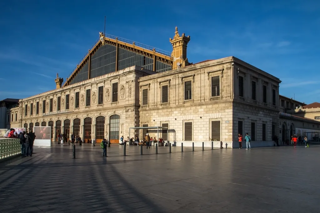 Chauffeur privé de luxe ponctuel et sécurisé à Marseille Saint Charles pour transferts gare premium