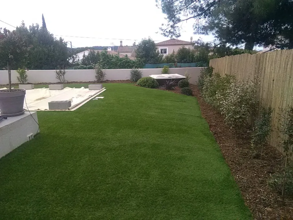 Pose de gazon synthetique jardin La Fare les Oliviers