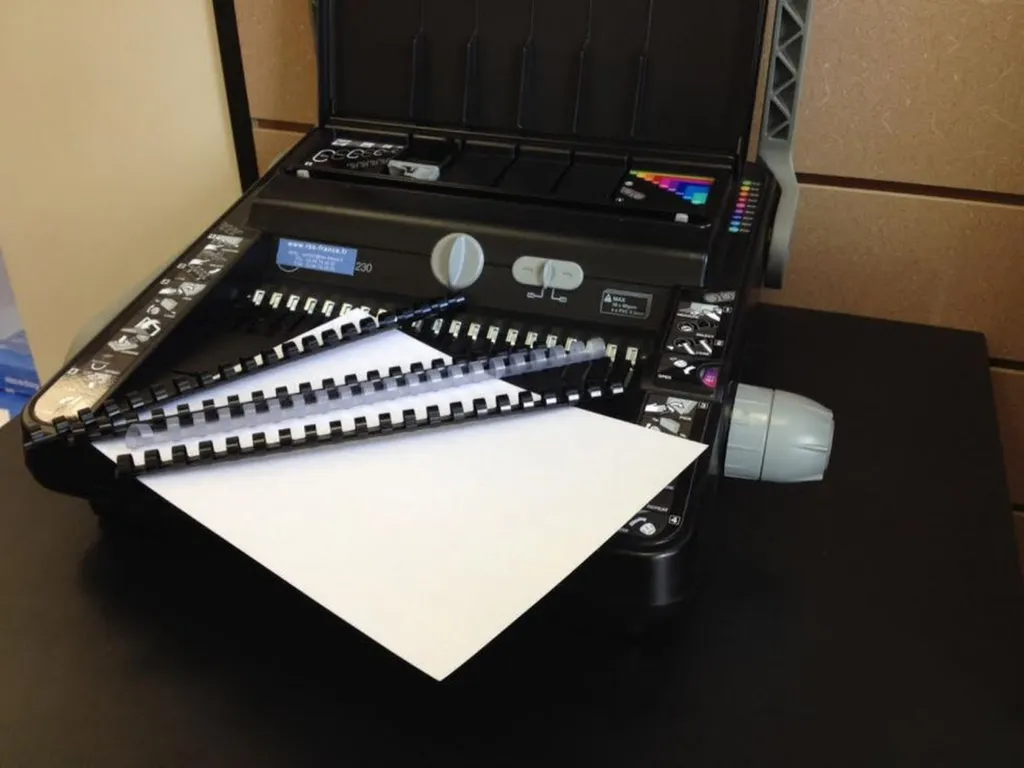 relier un dossier à Lyon chez MBE