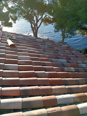 Romania jeune tu ne toiture complète en tuile canal à Sainte-Maxime avec enlèvement des aiguilles de pin plus recollage de toutes les tuiles dessous dessus