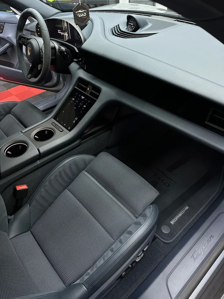 Intérieur Porsche Taycan (après)